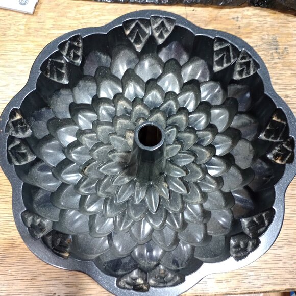 Nordic Ware Bavaria Heavy Cast Aluminum 10-Cup Bundt Cake Pan Chrysanthemum